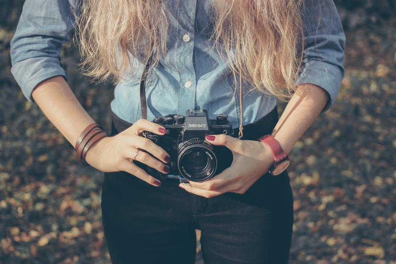 photographe-CASTELLAR-min_hand-person-girl-woman-camera-photography-614-pxhere.com